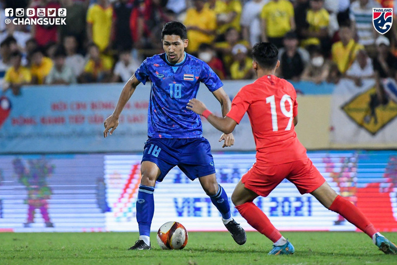 Weerathep với ưu thế thể hình, thể lực lại tận dụng các pha va chạm trên không để áp đảo các cầu thủ đàn em Singapore. Ảnh FAT