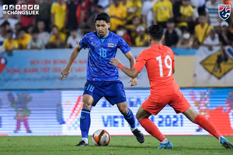Weerathep với ưu thế thể hình, thể lực lại tận dụng các pha va chạm trên không để áp đảo các cầu thủ đàn em Singapore. Ảnh FAT