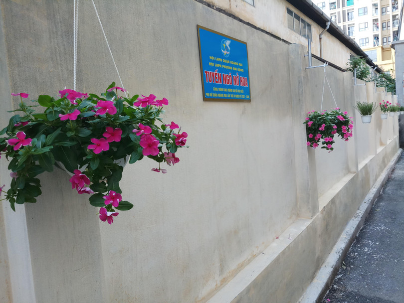 Người dân phường Mai Động (quận Hoàng Mai) trang trí đường phố chào đón SEA Games 31. Ảnh HM