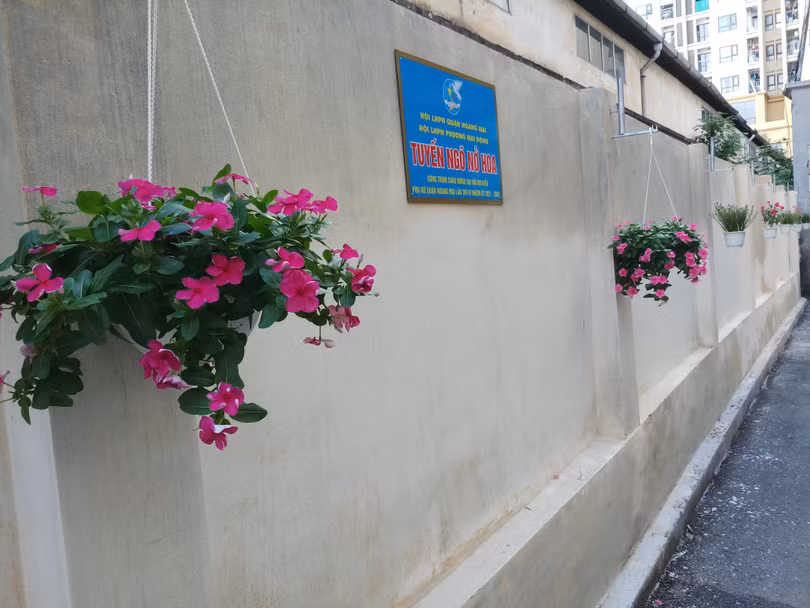 Người dân phường Mai Động (quận Hoàng Mai) trang trí đường phố chào đón SEA Games 31. Ảnh HM Người dân phường Mai Động (quận Hoàng Mai) trang trí đường phố chào đón SEA Games 31. Ảnh HM