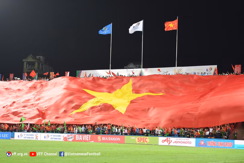 Khán giả nhiệt tình cổ vũ U23 VN. Ảnh VFF