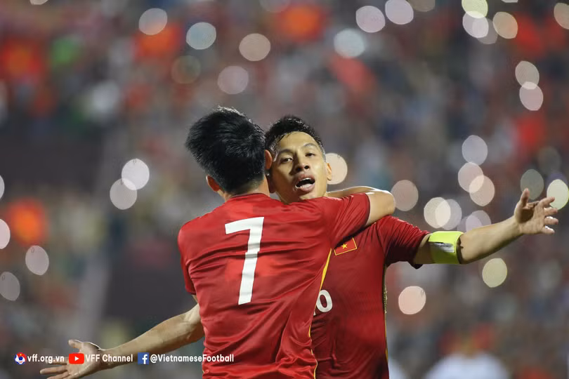 Văn Đô chuyền cho Hùng Dũng ghi bàn. Ảnh VFF