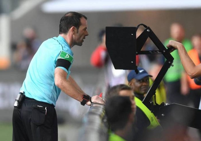 Các nhà làm luật FIFA chấp thuận dùng công nghệ trọng tài video (VAR) tại World Cup 2018 - Ảnh 1