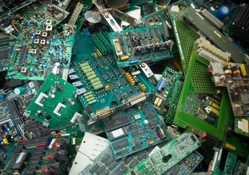 Phát hiện ổ rác thải toàn bo mạch điện tử nhập trái phép vào Việt Nam - Ảnh 1