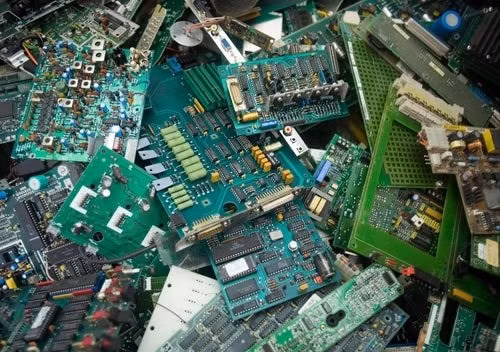 Phát hiện ổ rác thải toàn bo mạch điện tử nhập trái phép vào Việt Nam - Ảnh 1