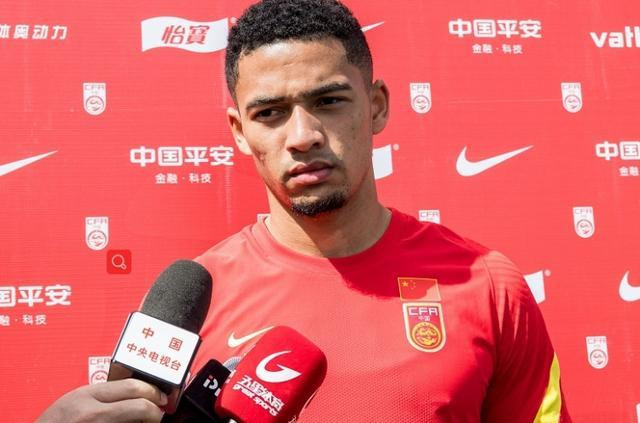 HLV Li Tie đặt trọn niềm tin vào trung vệ số 6 Jiang Guangtai. Ảnh Sohu