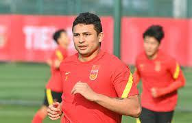 Thể hình khá mập, trung phong Ai Kesen có lối đá giống hệt cầu thủ da màu người Jamaica Rimario Allando Gordo từng thi đấu cho CLB Thanh Hóa và Hà Nội. Ảnh FB China PR