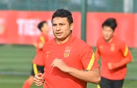 Thể hình khá mập, trung phong Ai Kesen có lối đá giống hệt cầu thủ da màu người Jamaica Rimario Allando Gordo từng thi đấu cho CLB Thanh Hóa và Hà Nội. Ảnh FB China PR