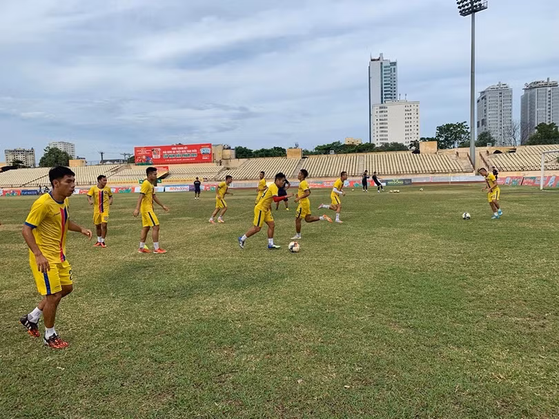 Mặt sân Vinh thuộc dạng xấu nhất sân cỏ Việt Nam. Ảnh Fox