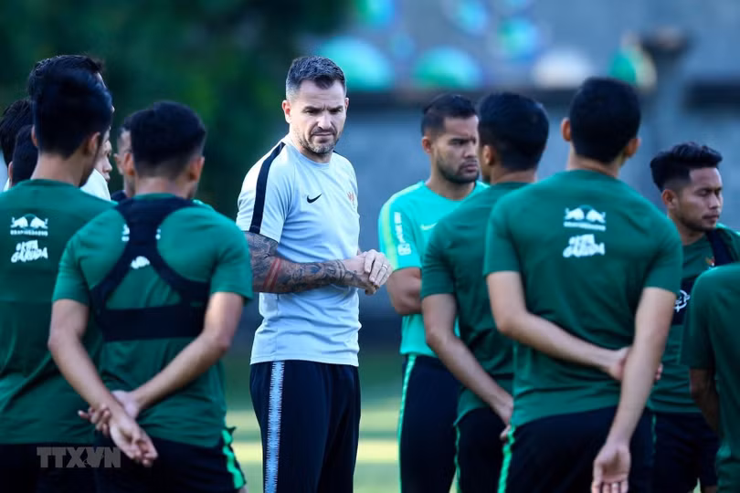 HLV Simon McMenemy lại cho rằng mình chẳng có lý gì để từ chức. Ông cho rằng lịch thi đấu của giải quốc nội không hợp lý khiến cho các cầu thủ đội tuyển kiệt sức, bản thân mình không có lỗi. Ảnh CNN.