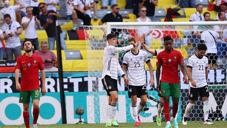 “Đức có một đội bóng tuyệt vời, nhiều cầu thủ chơi tốt ở tuyến giữa. Chúng tôi không thể thoát khỏi áp lực mà họ tạo ra”, tiền vệ Joao Moutinho của tuyển Bồ Đào Nha nói trong cuộc họp báo sau trận đấu . Ảnh AP