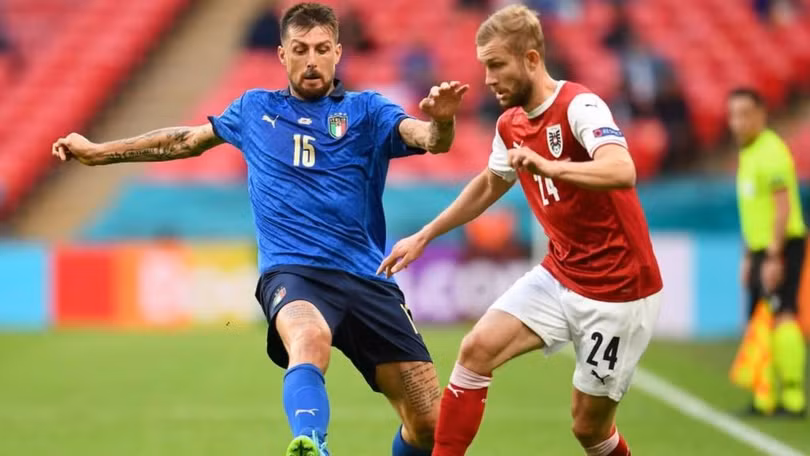 Cầu thủ hai đội Italia và Áo chơi đôi công sòng phẳng Cầu thủ hai đội Italia và Áo chơi đôi công sòng phẳng