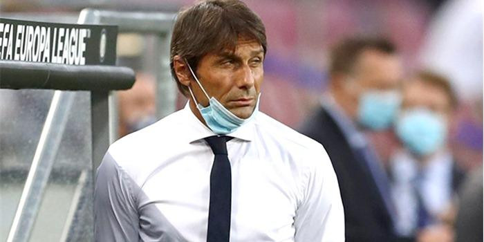 HLV Antonio Conte chia sẻ: “Một trong những điểm yếu của tuyển Anh đó là nếu hàng thủ của họ bị dồn ép khi đang giữ bóng ở sân nhà, bộ đôi trung vệ J.Stone và H. Maguire không giỏi trong việc thoát pressing”. Ảnh Sky