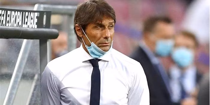 HLV Antonio Conte chia sẻ: “Một trong những điểm yếu của tuyển Anh đó là nếu hàng thủ của họ bị dồn ép khi đang giữ bóng ở sân nhà, bộ đôi trung vệ J.Stone và H. Maguire không giỏi trong việc thoát pressing”. Ảnh Sky