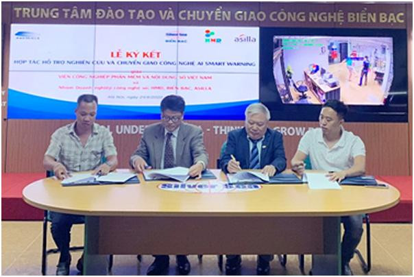 Viện trưởng Trần Minh cùng đại diện các công ty tại lễ ký kết. Ảnh MIC