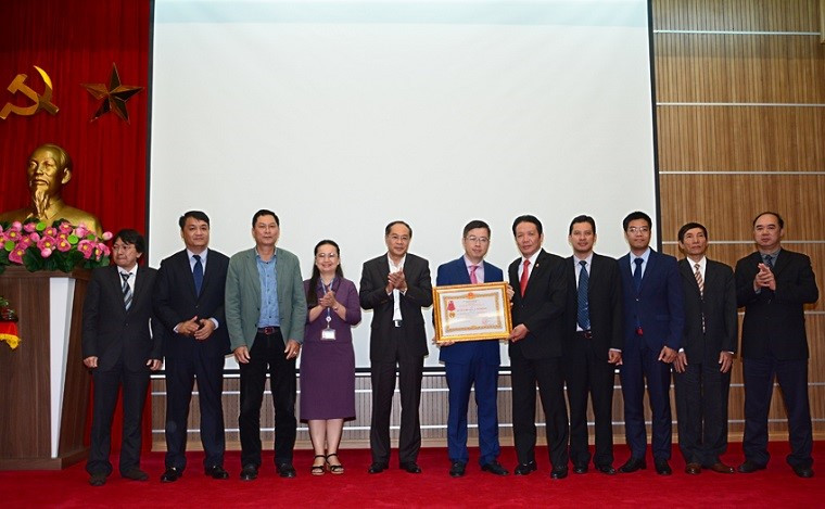 Thứ trưởng Bộ TT&TT Hoàng Vĩnh Bảo trao tặng Huân chương cho Lãnh đạo Cục qua các thời kỳ 