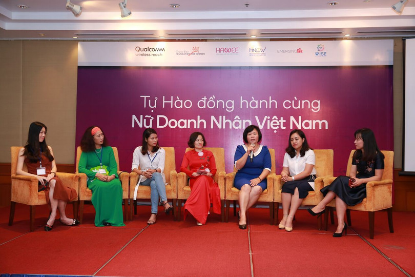 Đại diện Qualcomm và Quỹ Cherie Blair Foundation for Women cùng các doanh nhân nữ chia sẻ thông tin tại lễ ra mắt.