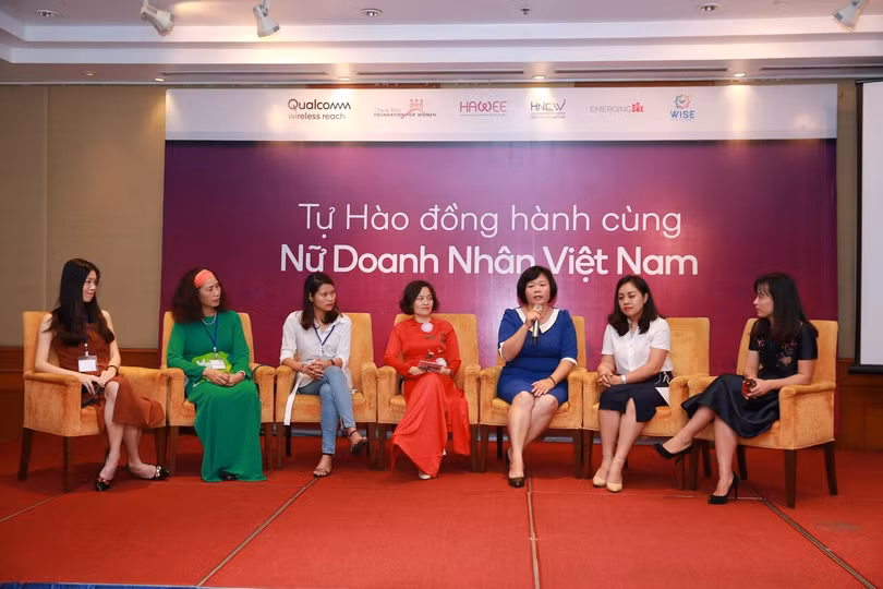 Đại diện Qualcomm và Quỹ Cherie Blair Foundation for Women cùng các doanh nhân nữ chia sẻ thông tin tại lễ ra mắt.