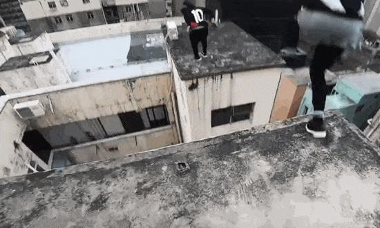 Thót tim với cảnh nhảy parkour qua tòa nhà trọc trời từ góc nhìn của người nhảy - Ảnh 3