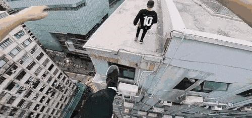 Thót tim với cảnh nhảy parkour qua tòa nhà trọc trời từ góc nhìn của người nhảy - Ảnh 1