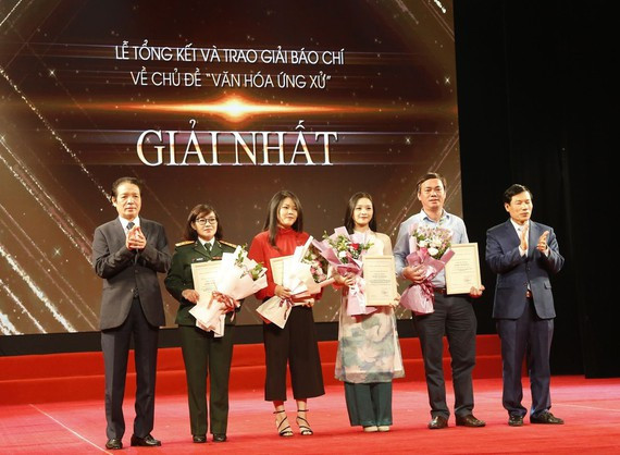 Thứ trưởng Hoàng Vĩnh Bảo trao giải thưởng cho các nhà báo có bài viết chất lượng cao Thứ trưởng Hoàng Vĩnh Bảo trao giải thưởng cho các nhà báo có bài viết chất lượng cao
