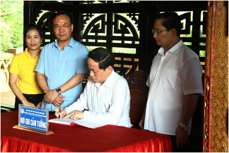 Thứ trưởng Phạm Anh Tuấn viết cảm tưởng tại Nhà tưởng niệm Chủ tịch Hồ Chí Minh ATK. Ảnh MIC.