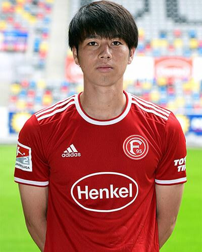 Ao Tanaka đang đầu quân cho đội bóng Fortuna Dusseldorf đứng thứ 5 ở giải hạng hai Đức mùa trước. Ảnh AP Ao Tanaka đang đầu quân cho đội bóng Fortuna Dusseldorf đứng thứ 5 ở giải hạng hai Đức mùa trước. Ảnh AP