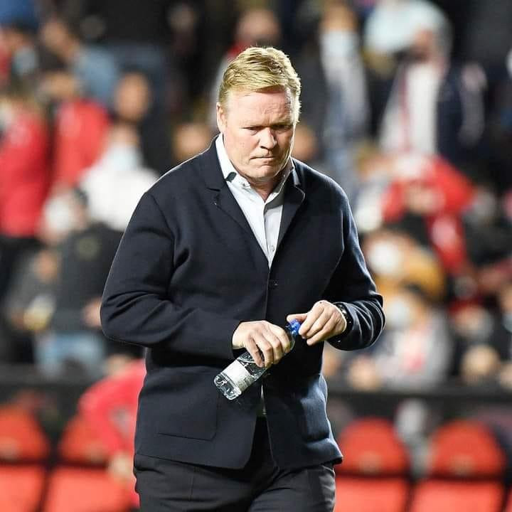 Chủ tịch Joan Laporta quyết định sa thải vị chiến lược gia người Hà Lan. Ảnh CLB.