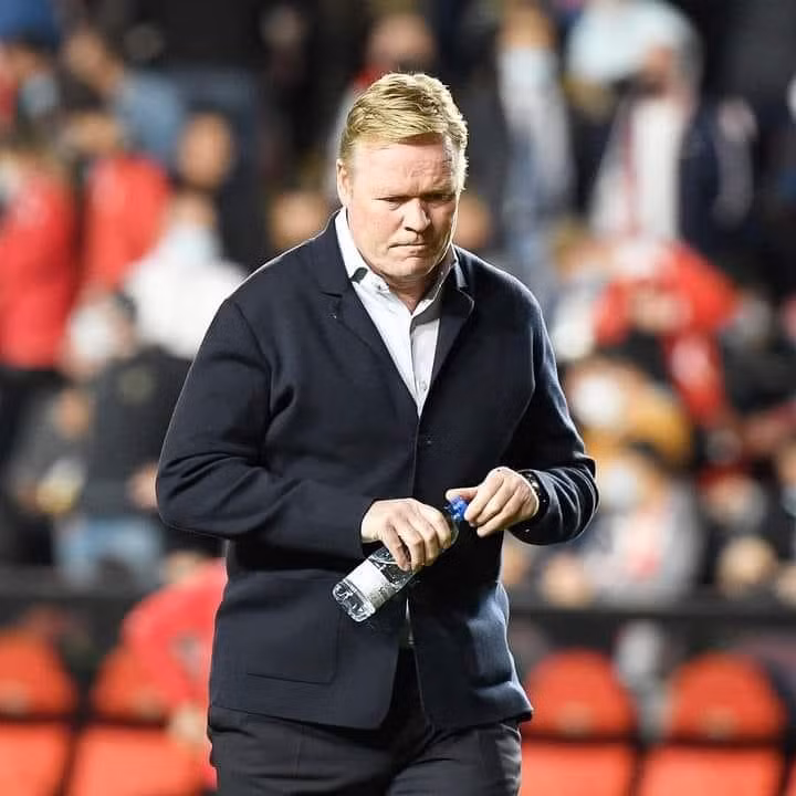 Chủ tịch Joan Laporta quyết định sa thải vị chiến lược gia người Hà Lan. Ảnh CLB.