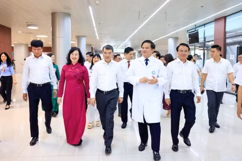 Thủ tướng Lê Minh Hưng thăm Bệnh viện Bạch Mai cơ sở Ninh Bình