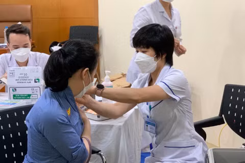 COVID-19 tăng trở lại, nhiều người nhập viện: Hà Nội và Bộ Y tế ra cảnh báo