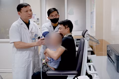 Bé trai 6 tuổi suýt mù vì bị bắn bi sắt vào mắt