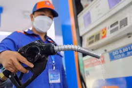 Giá xăng giảm, dầu tăng từ 15h hôm nay
