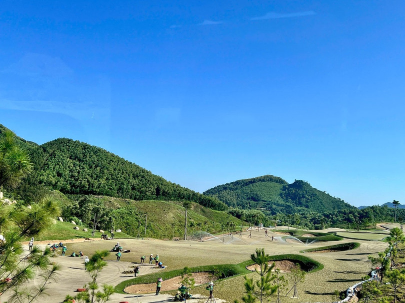 Quá trình thiết kế sân golf đòi hỏi sự tính toán kỹ lưỡng nhằm đáp ứng các tiêu chuẩn quốc tế, đồng thời hài hòa với địa hình, khí hậu và môi trường xung quanh. Các yếu tố như hệ thống cỏ, độ dốc sân, hồ nước, bẫy cát hay khu vực phát bóng đều được bố trí khoa học để tạo nên sự thử thách cho người chơi nhưng vẫn đảm bảo tính an toàn và bền vững lâu dài. Sân Golf Tân Thái được thiết kế bởi ông Tom Pearson – Kiến trúc sư thiết kế sân Golf người Mỹ. Với hơn 50 năm kinh nghiệm trong lĩnh vực thiết kế sân Golf, qua bàn tay của ông Tom Pearson hy vọng mảnh đất khô cằn, địa hình khắc nghiệt của Hồ Núi Cốc sẽ trở nên thơ mộng thu hút được nhiều du khách quan tâm.