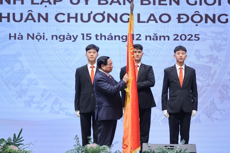 Thay mặt Lãnh đạo Đảng và Nhà nước, Thủ tướng Chính phủ Phạm Minh Chính trao tặng Huân chương Lao động hạng Nhất cho Ủy ban Biên giới quốc gia.- Ảnh: VGP/Nhật Bắc