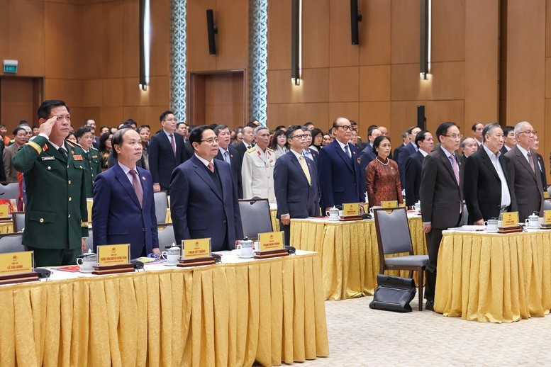 Các đại biểu thực hiện nghi thức chào cờ tại lễ kỷ niệm - Ảnh: VGP/Nhật Bắc