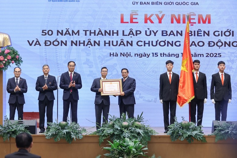 Thay mặt Lãnh đạo Đảng và Nhà nước, Thủ tướng Chính phủ Phạm Minh Chính trao tặng Huân chương Lao động hạng Nhất cho Ủy ban Biên giới quốc gia.- Ảnh: VGP/Nhật Bắc