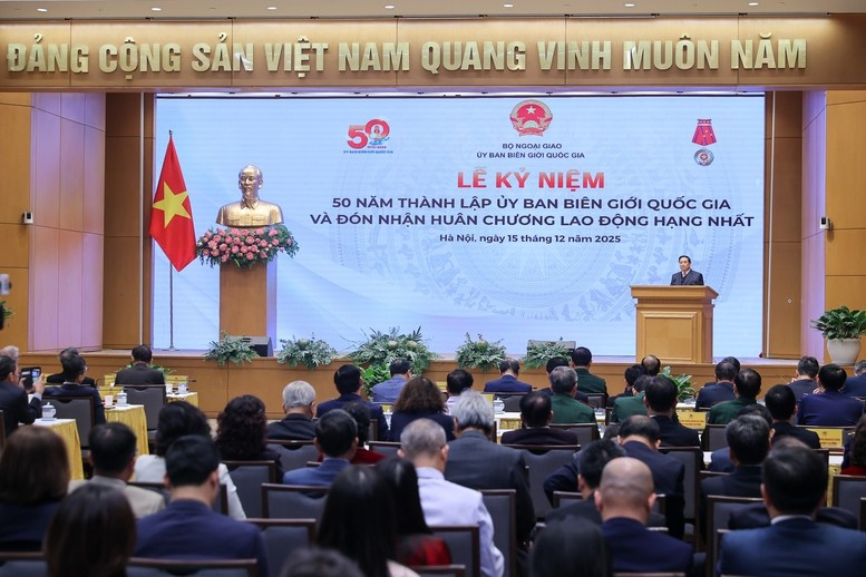 Thủ tướng Chính phủ Phạm Minh Chính biểu dương những nỗ lực và thành tích xuất sắc của các thế hệ cán bộ, công chức, viên chức, người lao động Ủy ban Biên giới quốc gia trong suốt 50 năm qua - Ảnh: VGP/Nhật Bắc