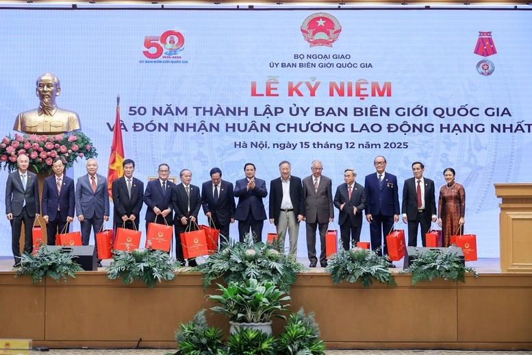 Thủ tướng tặng quà các cán bộ có nhiều đóng góp cho ngành ngoại giao nói chung và công tác biên giới nói riêng - Ảnh: VGP/Nhật Bắc