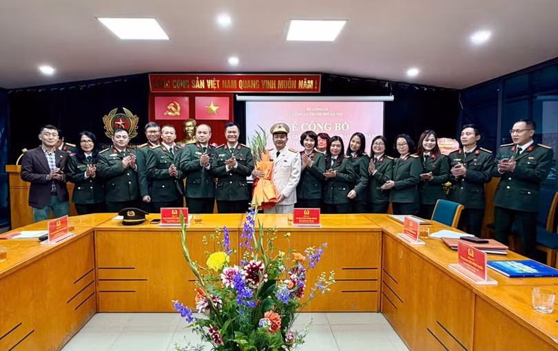 Lãnh đạo CATP Hà Nội chúc mừng tập thể cán bộ chiến sĩ, người lao động báo An ninh Thủ đô sau khi đơn vị được kiện toàn tổ chức.