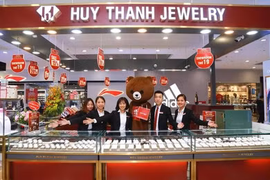 Doanh nghiệp đứng sau Huy Thanh Jewelry: Doanh thu hàng trăm tỷ, nộp thuế vài chục triệu đồng