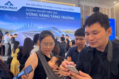 Đặc sản của Hoà Phát: Cổ đông xếp hàng dài, nô nức chụp ảnh với tỷ phú Trần Đình Long