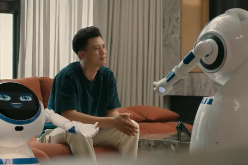  Robot Cruzr thủ vai NgaVi trong phim “Cách em 1 milimet” là robot thông minh do Viễn (diễn viên Hà Việt Dũng thủ vai) chế tạo. 