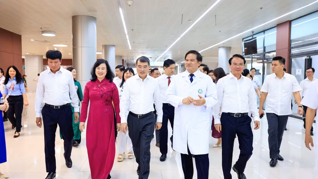 Thủ tướng Lê Minh Hưng thăm Bệnh viện Bạch Mai cơ sở Ninh Bình