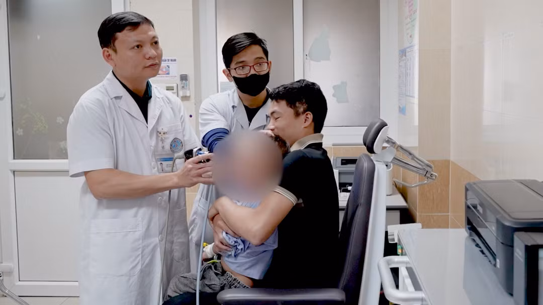 Bé trai 6 tuổi suýt mù vì bị bắn bi sắt vào mắt