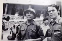 Trung tá Bùi Văn Tùng (bên trái) - chính ủy Lữ đoàn xe tăng 203 cùng nhà báo Borries Gallasch (Đức) tại sân dinh Độc Lập, Sài Gòn trưa 30-4-1975 - Ảnh tư liệu, chụp lại