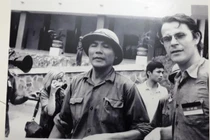 Trung tá Bùi Văn Tùng (bên trái) - chính ủy Lữ đoàn xe tăng 203 cùng nhà báo Borries Gallasch (Đức) tại sân dinh Độc Lập, Sài Gòn trưa 30-4-1975 - Ảnh tư liệu, chụp lại