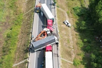 Hiện trường vụ tai nạn giao thông trên cao tốc Cam Lộ - La Sơn xảy ra vào sáng ngày 18/2