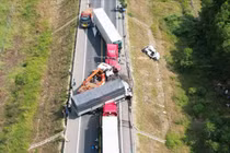 Hiện trường vụ tai nạn giao thông trên cao tốc Cam Lộ - La Sơn xảy ra vào sáng ngày 18/2