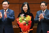 Chủ tịch Quốc hội và Thủ tướng Chính phủ tặng hoa chúc mừng Bộ trưởng Bộ Y tế Đào Hồng Lan.